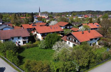 Mehrfamilienhaus und Baugrundstück zum Kauf in Kirchanschöring | © HausBauHaus GmbH Traunstein
